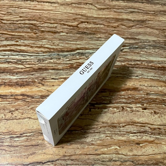 Guess - Picture 4 of 4